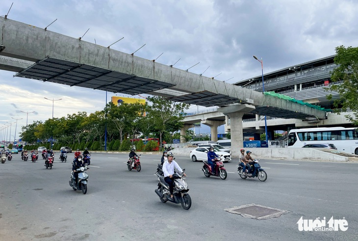 Ban quản lý đường sắt đô thị TP.HCM đang đẩy nhanh tiến độ xây dựng cầu đi bộ thuộc tuyến - Ảnh: CHÂU TUẤN