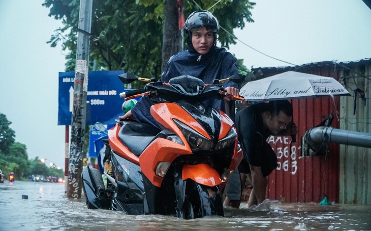 Mưa từ sáng tới đêm, người Hà Nội bì bõm dắt xe về nhà sau giờ tan ca