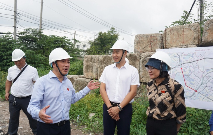 Ông Phạm Thành Kiên - phó chủ tịch HĐND TP.HCM (áo xanh) - đề nghị các sở ngành, đơn vị liên quan đẩy nhanh tiến độ gỡ vướng mắc cho 2,7km đường vành đai 2 TP.HCM - Ảnh: ĐỨC PHÚ