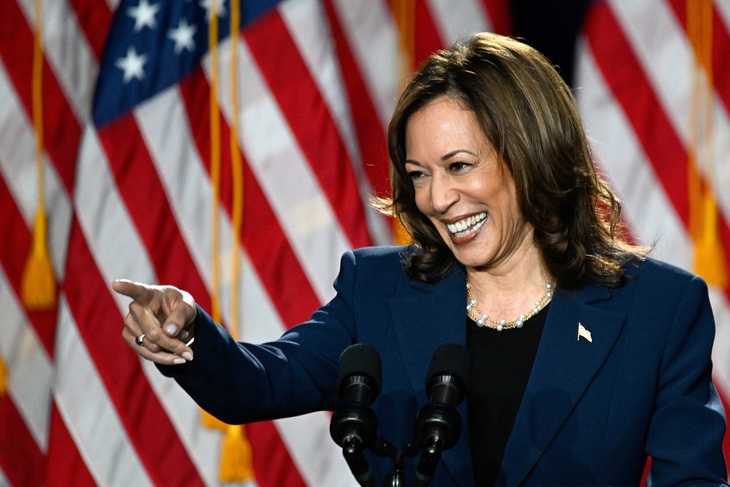 Phó tổng thống Mỹ Kamala Harris vận động tranh cử tại bang Wisconsin ngày 23-7 - Ảnh: REUTERS