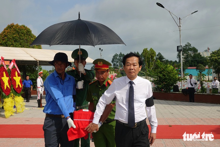 Ông Đỗ Thanh Bình - bí thư Tỉnh ủy Kiên Giang - tiễn đưa hài cốt anh hùng liệt sĩ hy sinh ở Campuchia an nghỉ tại Nghĩa trang liệt sĩ huyện Hòn Đất - Ảnh: CHÍ CÔNG