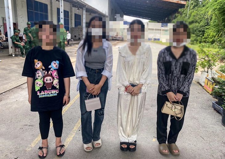 Tiếp nhận 39 người Việt Nam từ Campuchia, có 3 trẻ em- Ảnh 1. Cơ quan chức năng Campuchia bàn giao cho Việt Nam 4 người là nạn nhân của tội phạm mua bán người - Ảnh: LÊ QUÂN