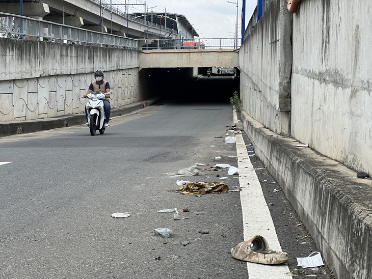 Lối vào hầm chui đầy rác thải nhưng không thấy quét dọn - Ảnh: XUÂN ĐOÀN