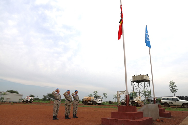 Cán bộ, chiến sĩ của Đội Công binh Việt Nam đang thực hiện nhiệm vụ gìn giữ hòa bình Liên Hiệp Quốc tại Abyei bày tỏ niềm tiếc thương vô hạn khi nghe tin Tổng bí thư Nguyễn Phú Trọng từ trần - Ảnh: Đội Công binh Việt Nam