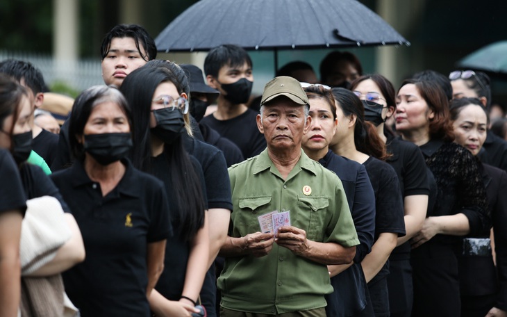 Hàng ngàn người chờ viếng Tổng Bí thư Nguyễn Phú Trọng tại Hội trường Thống Nhất