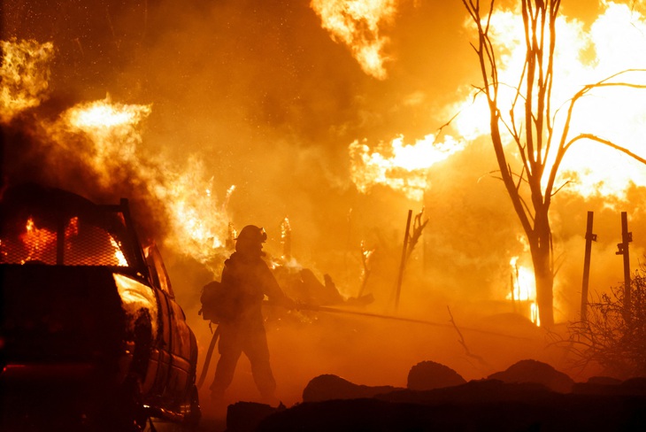 Lính cứu hỏa nỗ lực dập lửa đám cháy Park Fire gần thành phố Chico, bang California ngày 25-7 - Ảnh: REUTERS