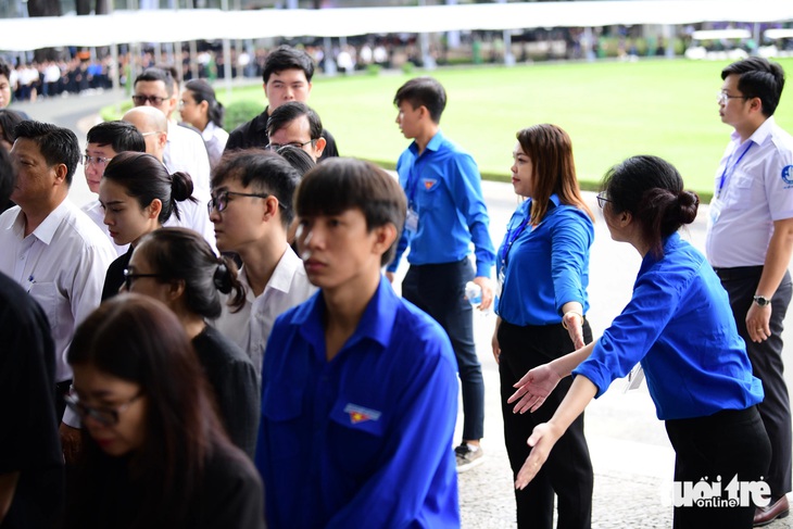 Lễ viếng Tổng Bí thư Nguyễn Phú Trọng tại TP.HCM: Màu áo xanh ấm áp lòng dân- Ảnh 5.