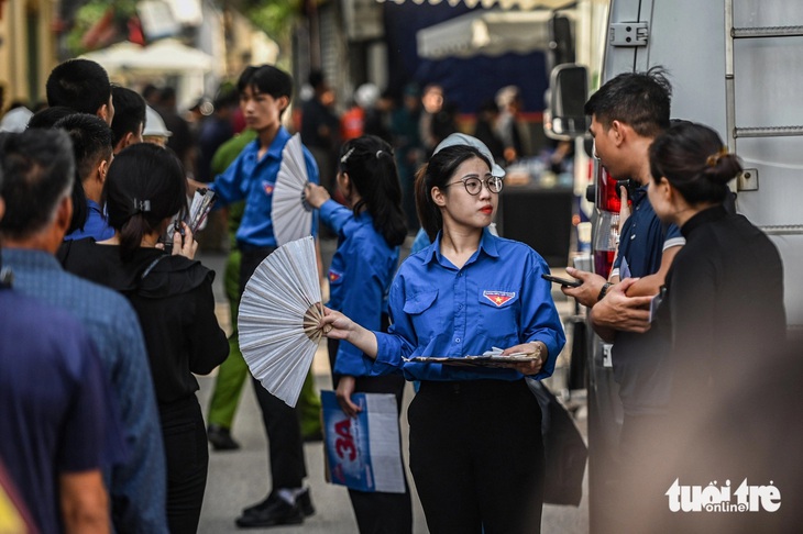 Người dân xếp quạt cây ra đường, pha nước chanh cho người đến viếng Tổng Bí thư Nguyễn Phú Trọng- Ảnh 7.