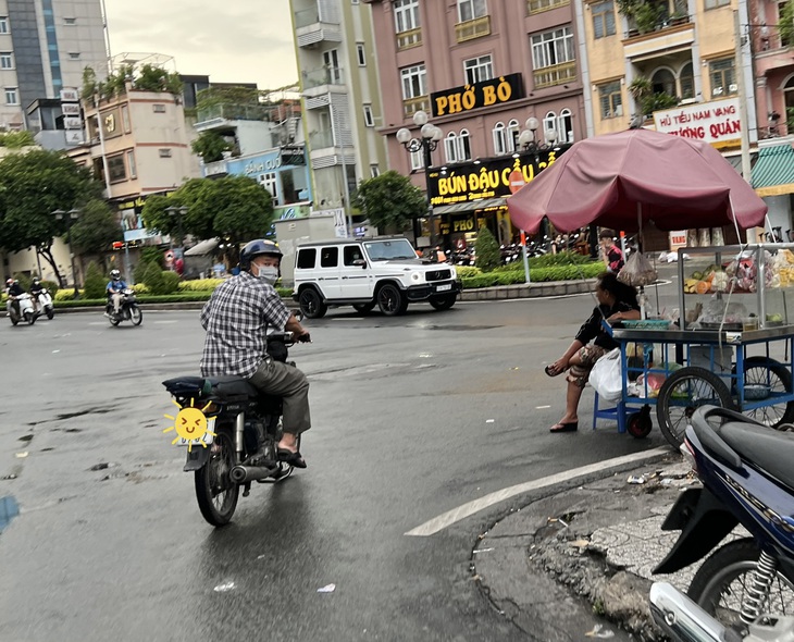 Người đàn ông tốt bụng chỉ đường và dẫn chúng tôi từ hẻm ra đường Phan Xích Long (quận Phú Nhuận, TP.HCM) - Ảnh: YẾN TRINH