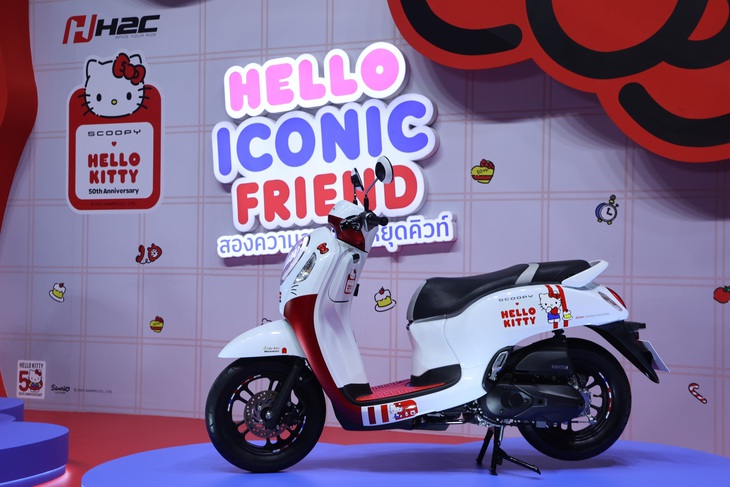 Honda Scoopy Hello Kitty Limited Edition được phân phối ở Thái Lan từ ngày 15-8-2024 với giá đề xuất 57.900 baht (40,5 triệu đồng). Giá này cao hơn Scoopy thường có khởi điểm 49.900 baht (35 triệu đồng)