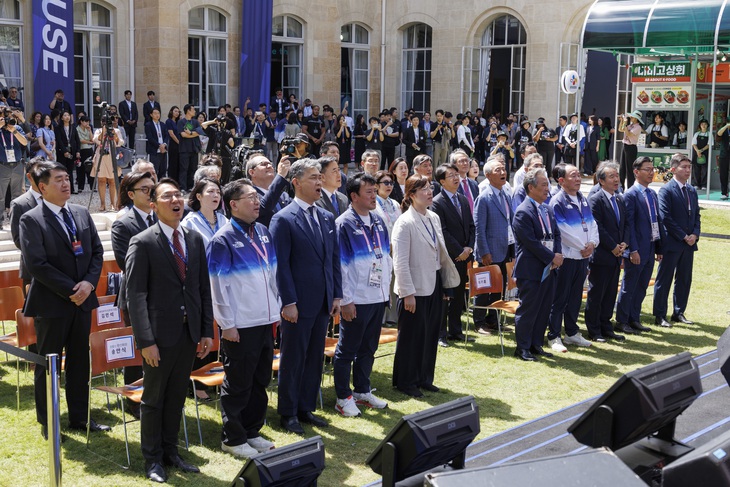 Các khách mời tại lễ khai trương Korea House ở trung tâm hội nghị quốc tế Maison de la Chimie ở thủ đô Paris (Pháp) - Ảnh: YONHAP