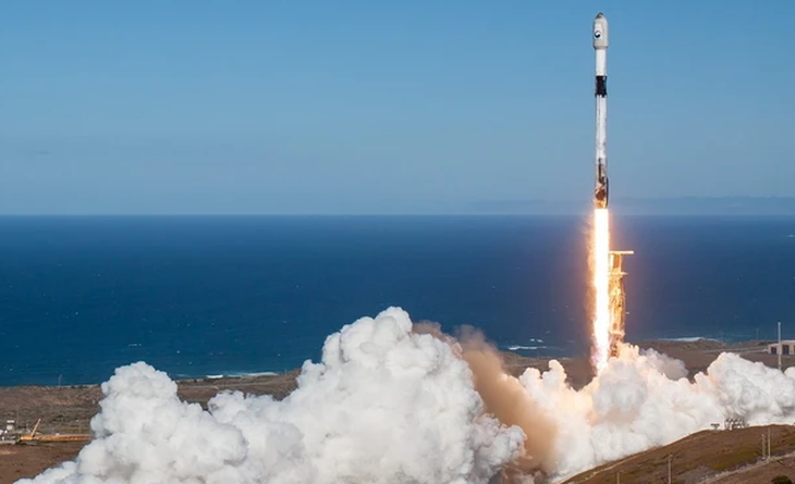 Tên lửa đẩy Falcon 9 của Công ty vũ trụ SpaceX mang theo vệ tinh trinh sát quân sự đầu tiên của Hàn Quốc rời bệ phóng tại Căn cứ Lực lượng vũ trụ Vanderberg ở bang California (Mỹ), ngày 1-12-2023 - Ảnh: YONHAP