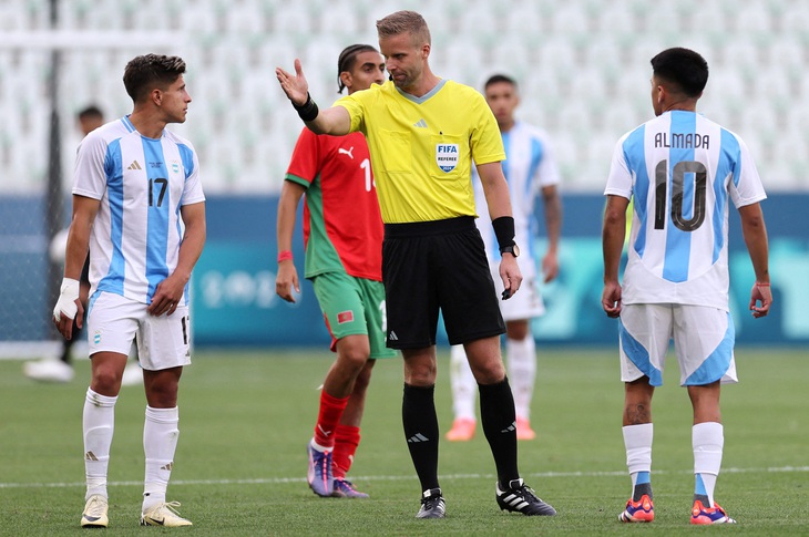 Trọng tài trận Argentina - Morocco không bị treo còi ở Olympic 2024- Ảnh 1.