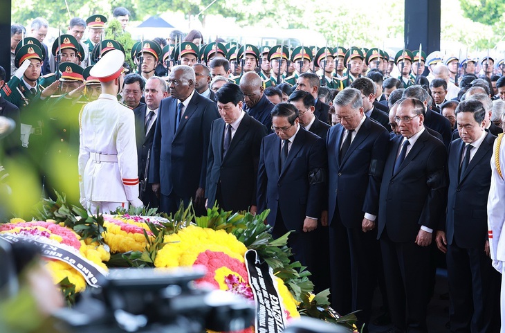 Các đồng chí lãnh đạo, nguyên lãnh đạo Đảng, Nhà nước, đại biểu trong nước và quốc tế mặc niệm Tổng Bí thư Nguyễn Phú Trọng - Ảnh: TTXVN