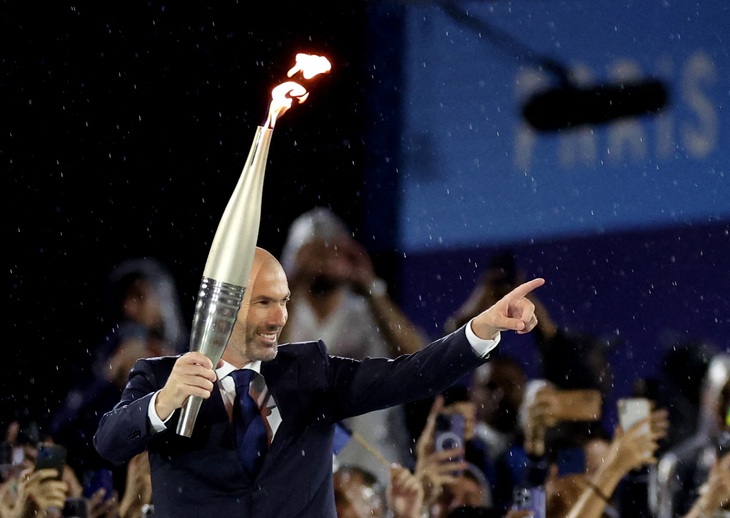 Huyền thoại bóng đá Pháp Zinedine Zidane tham gia lễ rước đuốc Olympic 2024 - Ảnh: REUTERS