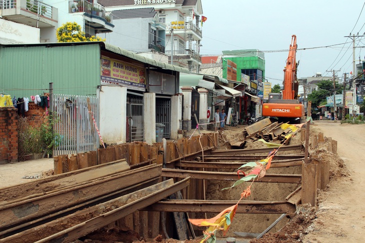 Thi công cống thoát nước làm nhiều nhà dân sụt lún, nứt tường- Ảnh 1.