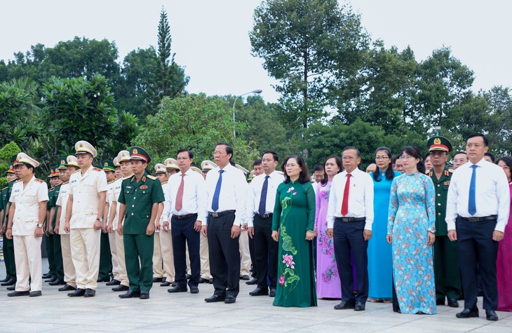 Đoàn đại biểu TP.HCM tưởng niệm các Anh hùng liệt sĩ tại nghĩa trang liệt sĩ TP.HCM - Ảnh: T.T