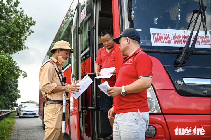 Cảnh sát kiểm soát xe khách trên cao tốc Pháp Vân - Cầu Giẽ - Ảnh: HỒNG QUANG