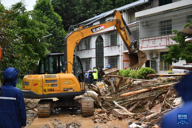 Công tác cứu hộ đang được triển khai khẩn trương nhằm giải cứu những nạn nhân còn mắc kẹt - Ảnh: TÂN HOA XÃ