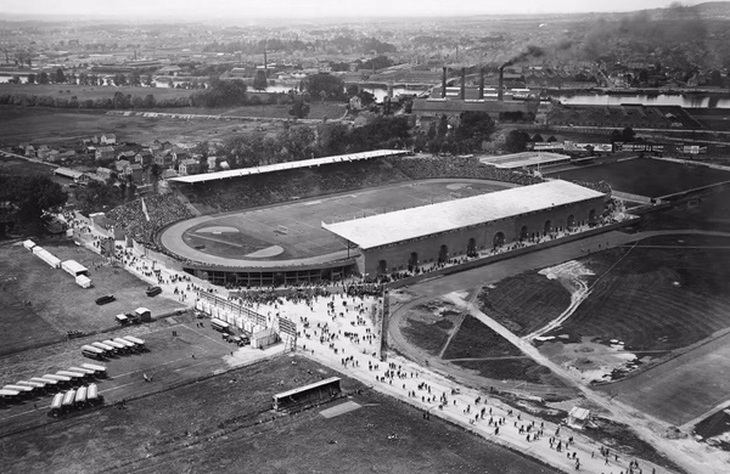 Sân vận động Olympic Colombes nhìn từ trên cao, tọa lạc gần sông Seine. Trong ảnh là cảnh khán giả xếp hàng vào xem trận chung kết bộ môn bóng đá giữa Thụy Sĩ và Uruguay - Ảnh: AFP