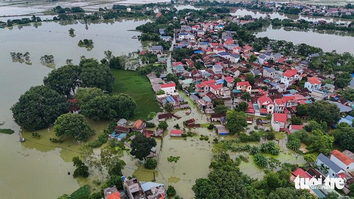 Nhiều nơi ở huyện Chương Mỹ (Hà Nội) vẫn ngập sâu dù trời không mưa - Ảnh: QUANG VIỄN