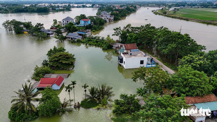 Nhiều nhà dân ngập trong biển nước, có nơi ngập sâu 2m