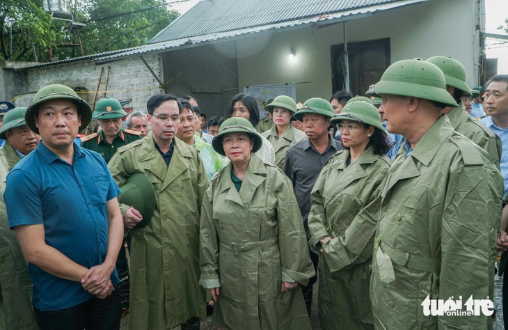 Bí thư Thành ủy Hà Nội Bùi Thị Minh Hoài đi thị sát tình hình ngập lụt tại huyện Chương Mỹ - Ảnh: PHẠM TUẤN