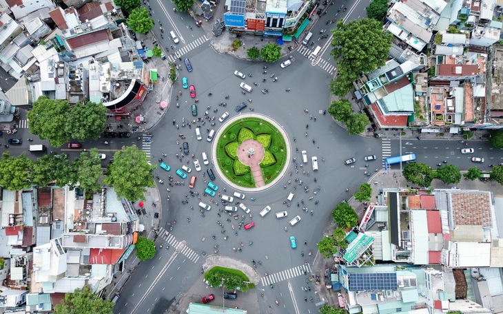 Giao thông hỗn loạn ở ngã tư Bốn Xã đang chờ xây cầu vượt - Ảnh 13.