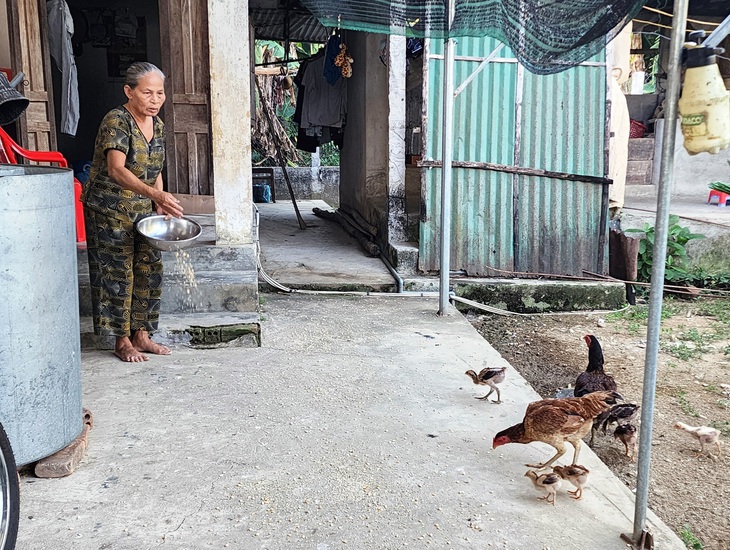 Chồng mất sớm, bà Nhi suốt ngày quanh quẩn chăm sóc mẹ chồng bằng tất cả sự hiếu thảo và tình yêu thương - Ảnh: TRẦN MAI