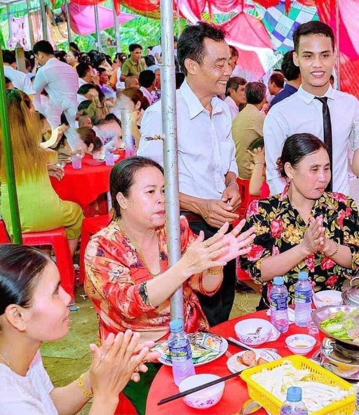 Ảnh vui 3-7: Cách để 'tiếp sức' sĩ tử trong mùa thi- Ảnh 3. Đi ăn cưới không thấy thiếu thứ gì, thậm chí có dư, dư cây cột.