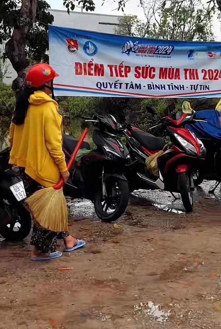 Ảnh vui 3-7: Cách để 'tiếp sức' sĩ tử trong mùa thi- Ảnh 1. Hình ảnh khó quên: Cách để "tiếp sức" sĩ tử trong mùa thi