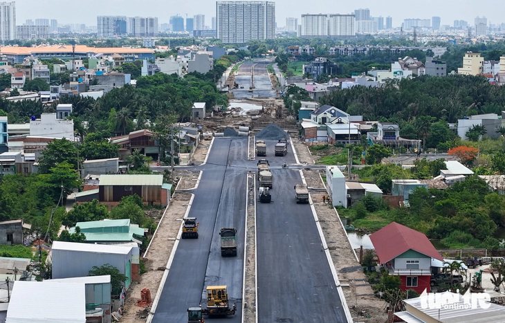 Đến nay công trường xây dựng dự án đường song hành quốc lộ 50 vẫn còn một số vị trí bị ngắt quãng - Ảnh: CHÂU TUẤN