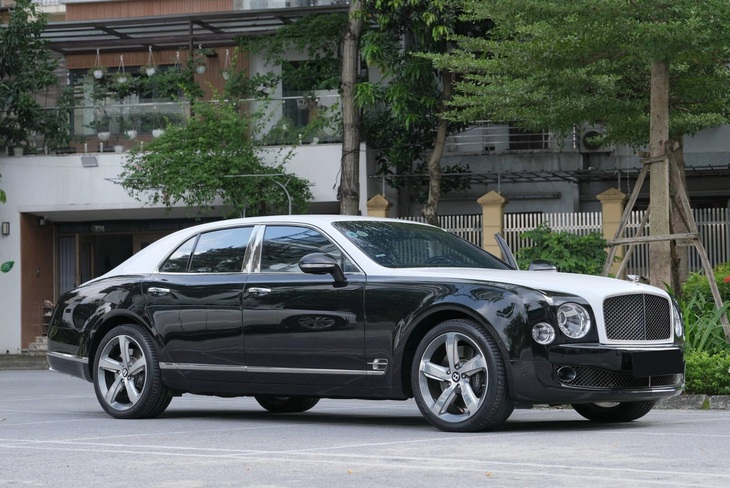 Chiếc Bentley Mulsanne của anh Trung bị một người đi xe đạp va vào gương chiếu hậu bên phụ gây hư hỏng - Ảnh: NVCC