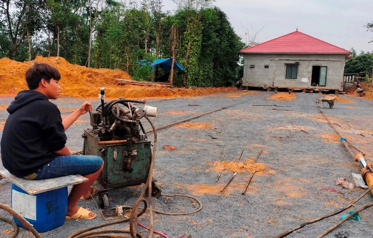 Bằng cách dùng hệ thống kích thủy lực kéo này thì mỗi ngày ngôi nhà hàng trăm tấn sẽ được kéo đi khoảng 15-20 mét - Ảnh: NGỌC THẢO