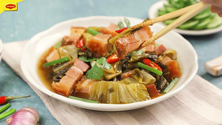 Cơm nhà không chỉ ngon mà còn an tâm hơn hẳn khi được nêm nếm với nước tương Maggi giảm muối, bớt được nỗi lo về nguy cơ mắc các bệnh tim mạch và nhiều bệnh mạn tính không lây khác do ăn thừa muối.