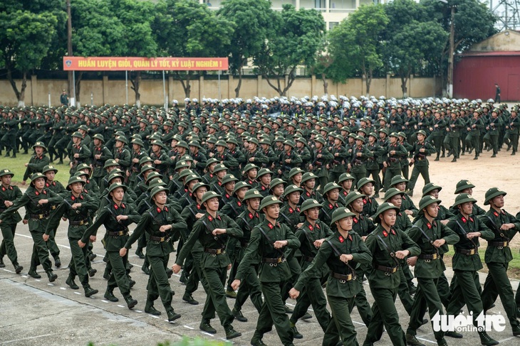 Lực lượng tân binh tham gia huấn luyện - Ảnh: NAM TRẦN