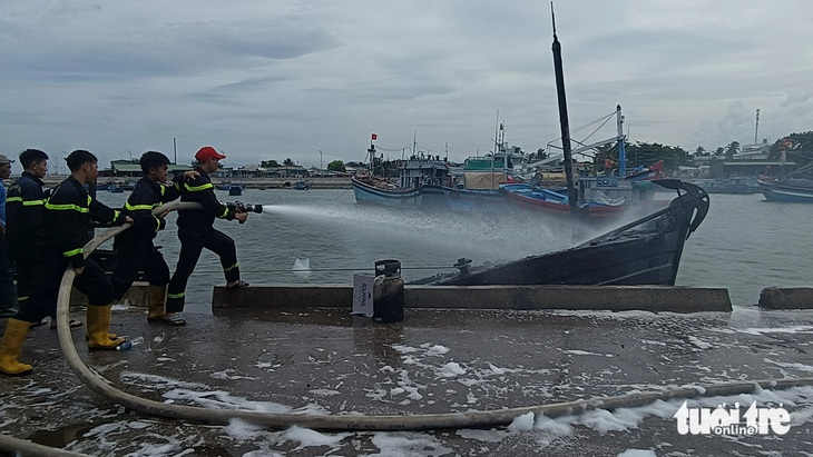 Lực lượng cảnh sát phòng cháy chữa cháy và cứu nạn cứu hộ Công an tỉnh Ninh Thuận nỗ lực dập tắt đám cháy - Ảnh: DUY NGỌC