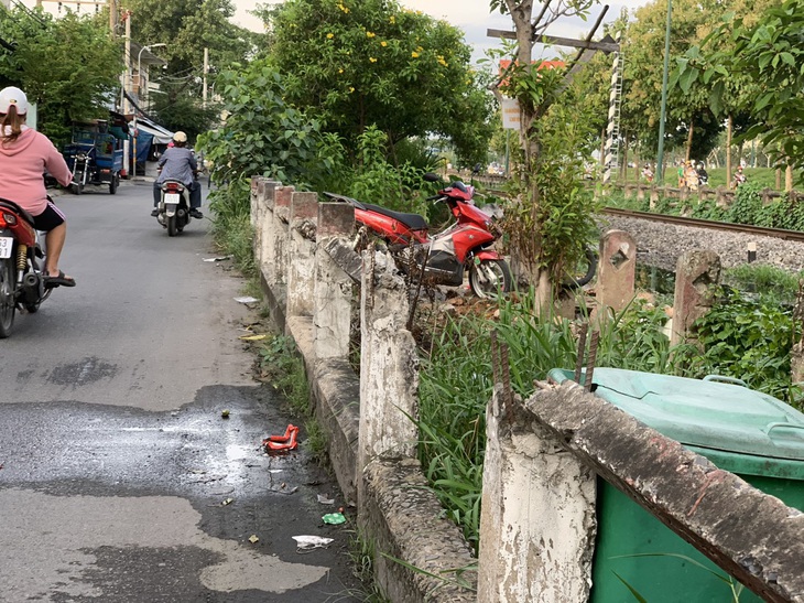 Nhiều trụ hành lang an toàn đường sắt bị hư hỏng, trơ những thanh thép  - Ảnh: HỮU DUY