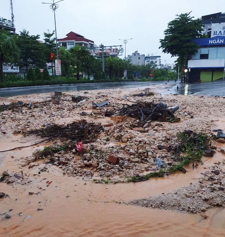 Đất đá bị nước cuốn tràn ra khu vực quốc lộ 18 đoạn thuộc phường Hồng Hà, TP Hạ Long - Ảnh: C.QUỲNH