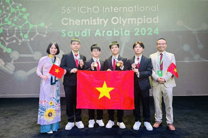 Đoàn học sinh Việt Nam và các thầy, cô dẫn đoàn tại Olympic hóa học quốc tế - Nguồn: BỘ GD-ĐT