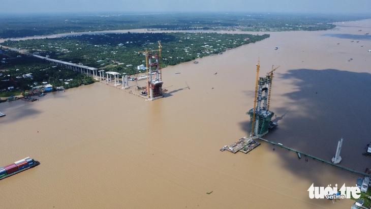 Phần cầu chính bắc qua sông Tiền của dự án thi công cầu Rạch Miễu 2 đang vượt tiến độ khoảng 5% so với kế hoạch đề ra - Ảnh: MẬU TRƯỜNG