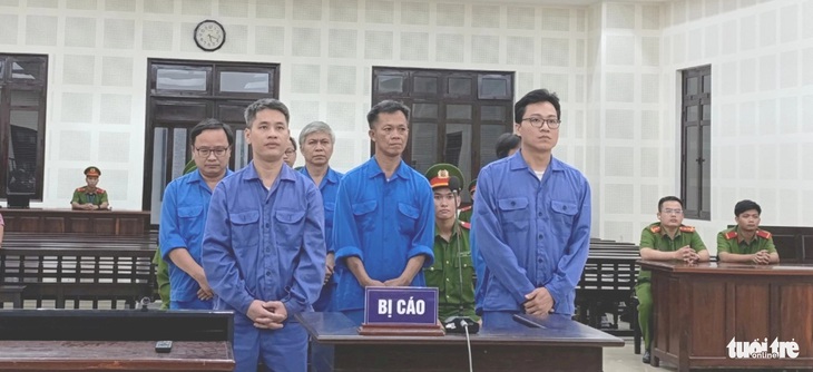 Các bị cáo tại phiên tòa chiều 31-7 - Ảnh: ĐOÀN CƯỜNG