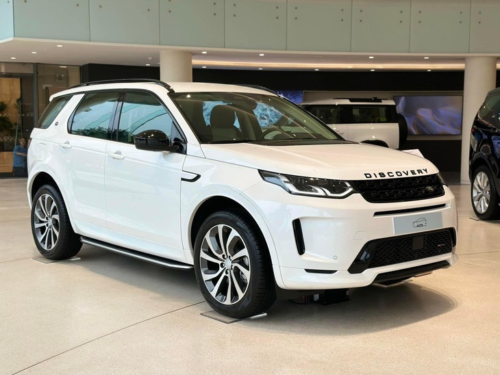 Tin tức giá xe: Land Rover Discovery Sport giảm tới hơn 400 triệu tại đại lý, vẫn cao hơn GLC 300- Ảnh 2.