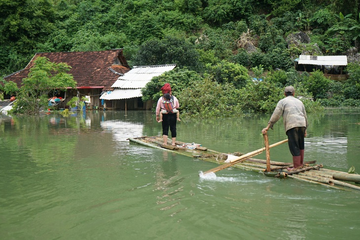 Bản miền núi bị ngập thành hồ, dân chia nhau từng chai nước- Ảnh 1.