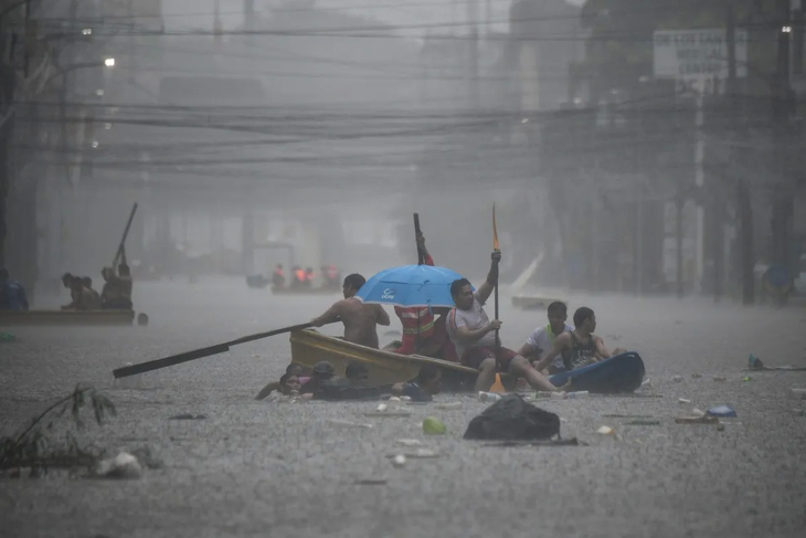 Mưa bão gây ngập nặng ở thủ đô Manila của Philippines - Ảnh: AFP