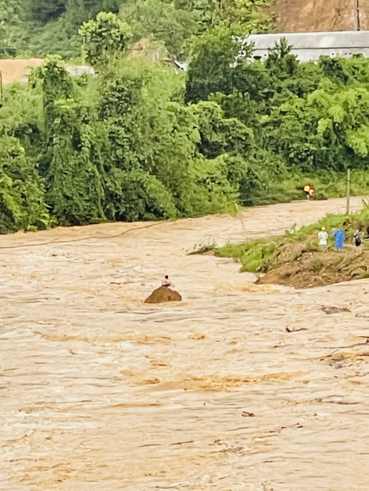 Doi đất nơi nam công nhân mắc kẹt giữa dòng nước - Ảnh: NGUYỄN VĂN LƯỢM