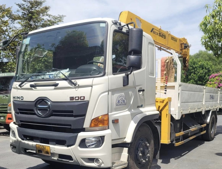Gây tai nạn chết người ở Hà Tĩnh, lợi dụng trời tối lái xe bỏ chạy ra Thanh Hóa- Ảnh 1. Chiếc ô tô trong vụ tai nạn được đưa về trụ sở công an để điều tra - Ảnh: CACC