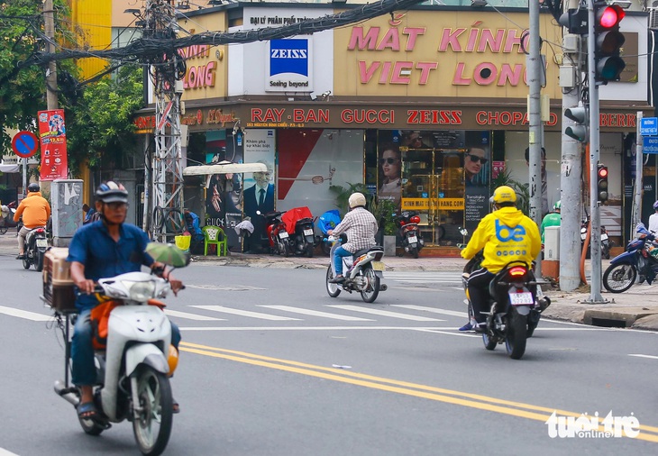 Một số ít trường hợp cố tình vi phạm mặc cho đèn đã chuyển màu đỏ - Ảnh: CHÂU TUẤN