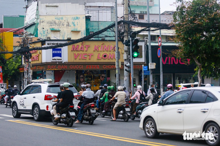 Người dân chờ đèn đỏ tại giao lộ Nguyễn Đình Chiểu - Cách Mạng Tháng Tám (nơi đang được thí điểm đèn không đếm ngược tại TP.HCM) - Ảnh: CHÂU TUẤN