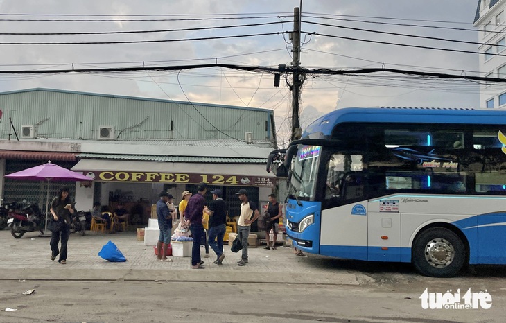 Xe dù, bến cóc ở đường Kha Vạn Cân (phường Hiệp Bình Chánh, TP Thủ Đức). Ghi nhận ngày 21-5 - Ảnh: CHÂU TUẤN